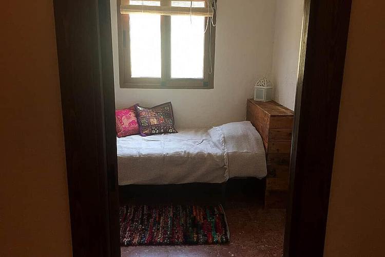 Cozy Private Room in Guesthouse (shared bathroom)
