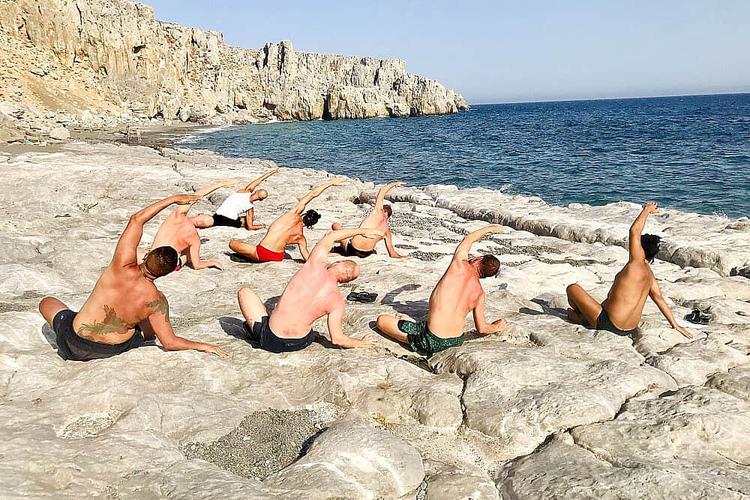 8 تراجع اليوغا الروحية للرجال في جزيرة كريت ، اليونان