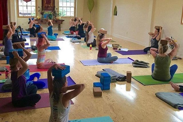 18 Araw ng 200-oras na Therapeutic Yoga Teacher Training sa California, US